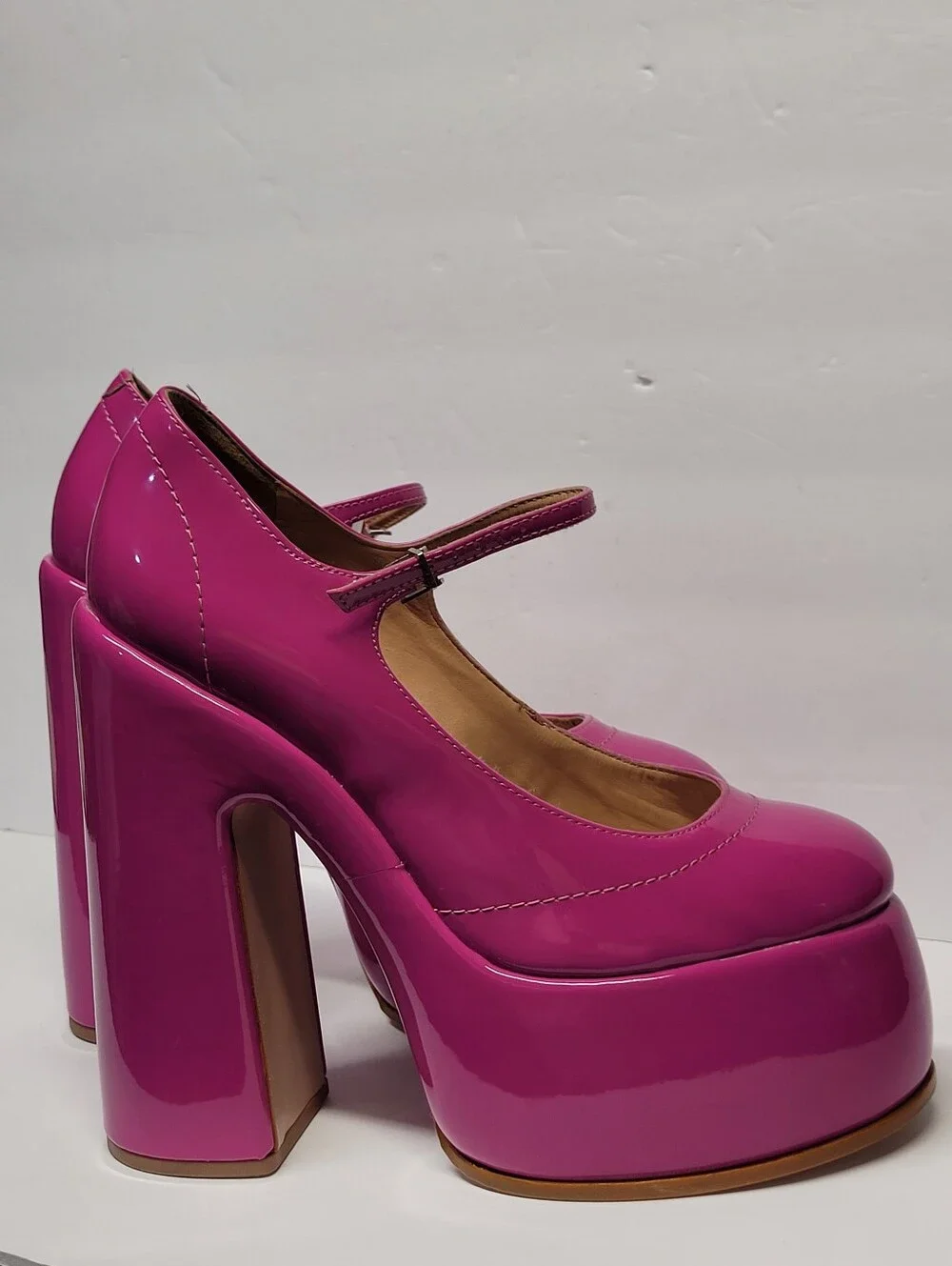SCHUTZ eye catching